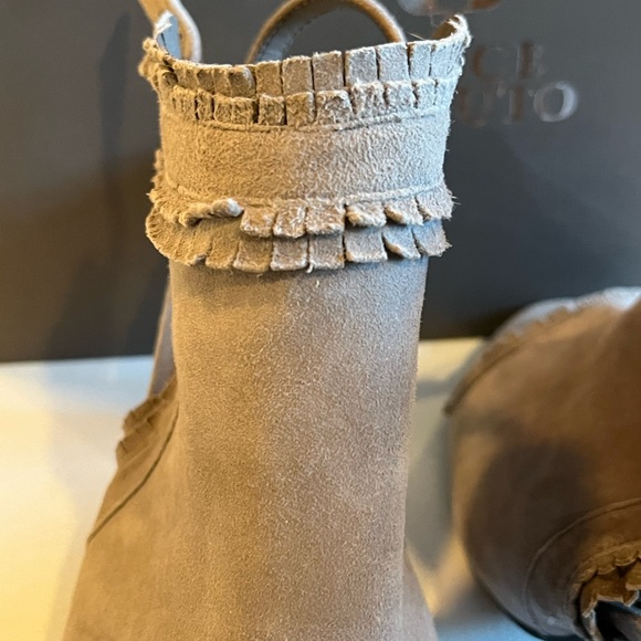 Vince Camuto Heels / Sandals - Picture 3 of 8